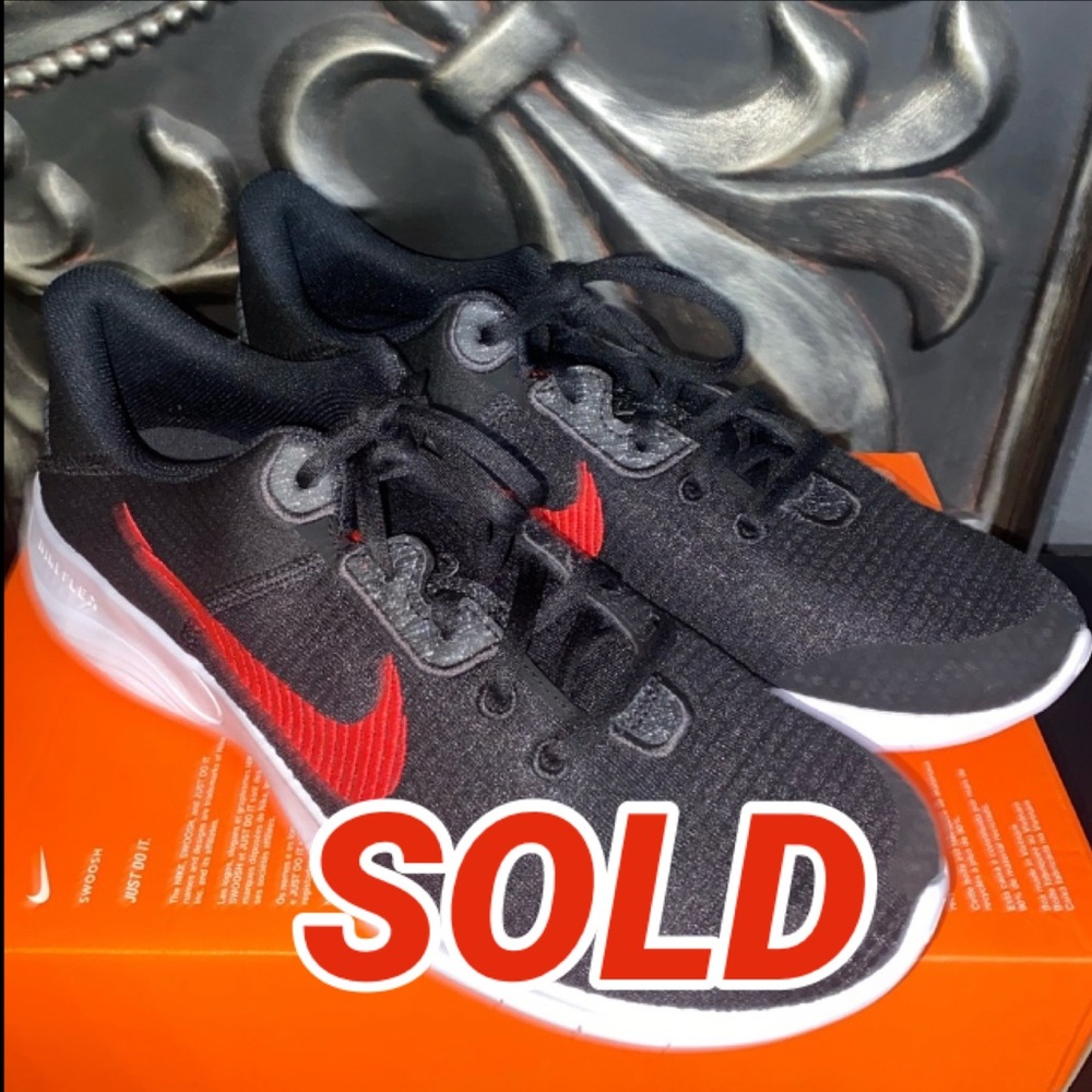 NWOT - NIKE